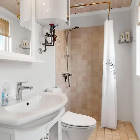 Perikumvej Aakirkeby I 度假居 *