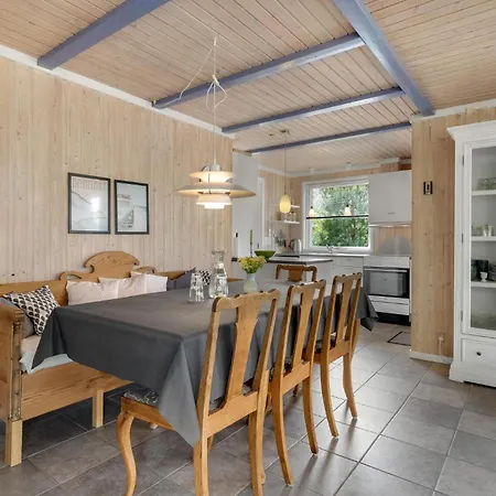 Perikumvej Aakirkeby I 度假居 *